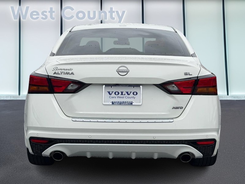 Nissan Altima Vehicle Full-screen Gallery Image 05