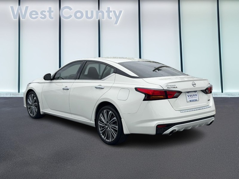 Nissan Altima Vehicle Full-screen Gallery Image 06