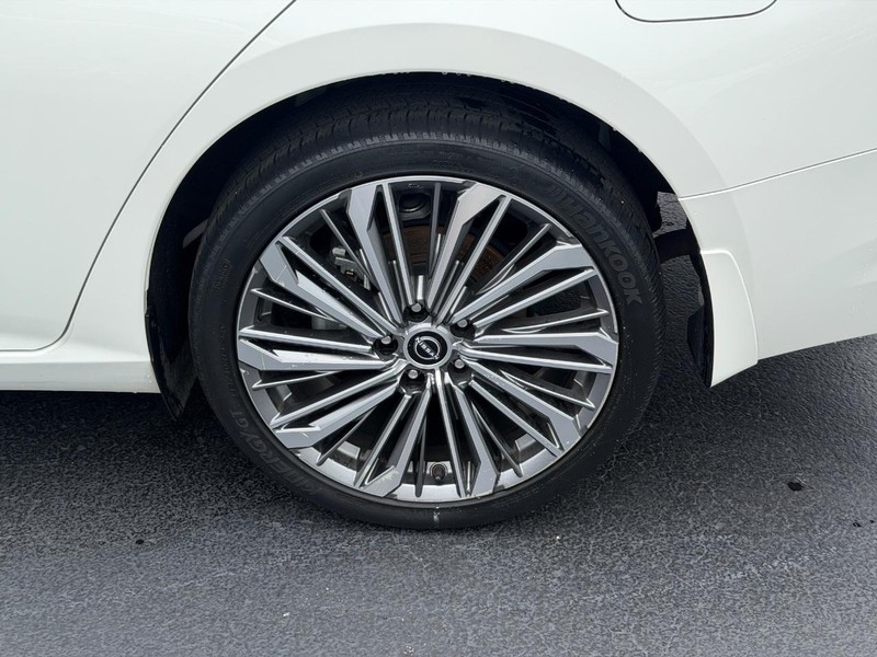 Nissan Altima Vehicle Full-screen Gallery Image 07
