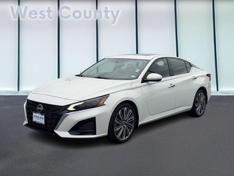 Nissan Altima Vehicle Full-screen Gallery Image 08