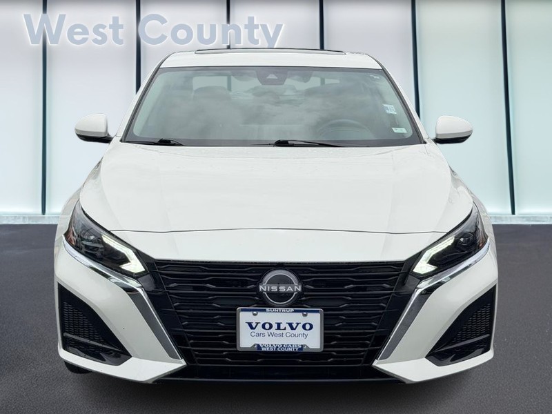 Nissan Altima Vehicle Full-screen Gallery Image 09