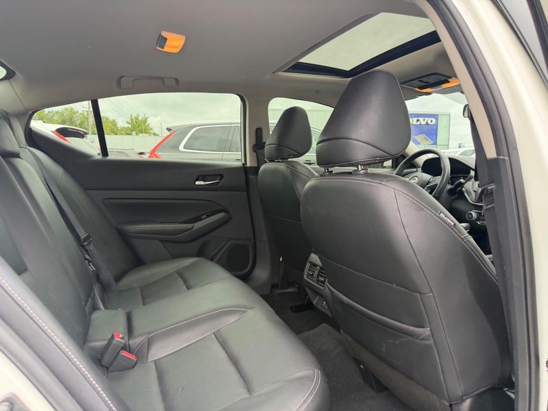 Nissan Altima Vehicle Full-screen Gallery Image 10