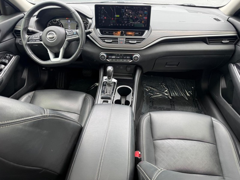Nissan Altima Vehicle Full-screen Gallery Image 11