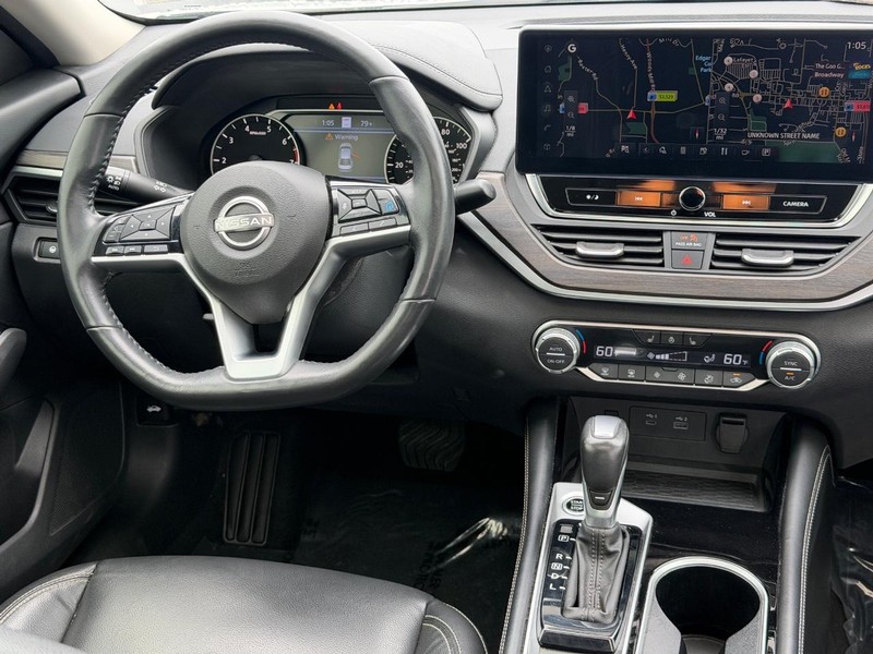 Nissan Altima Vehicle Full-screen Gallery Image 12