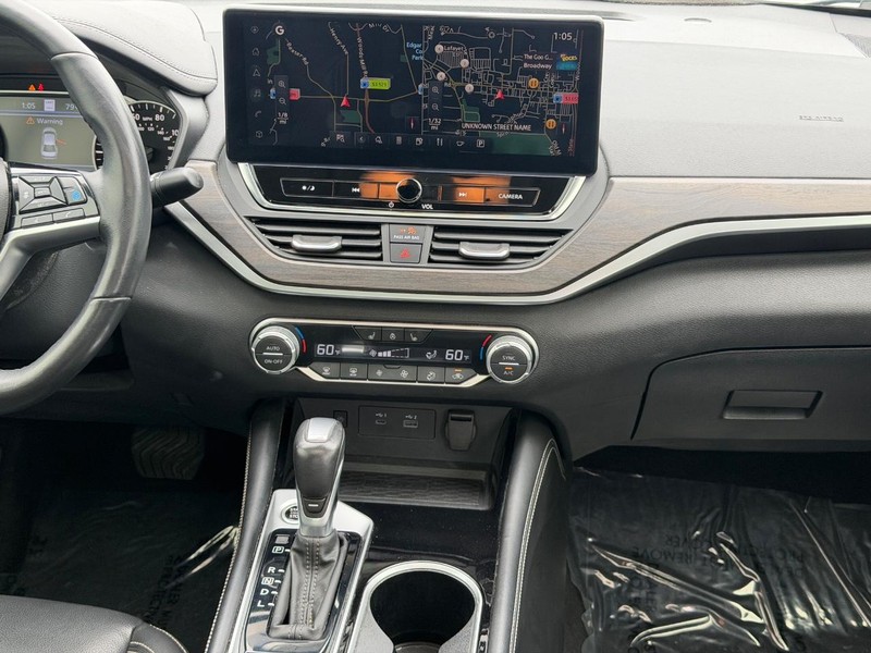 Nissan Altima Vehicle Full-screen Gallery Image 13
