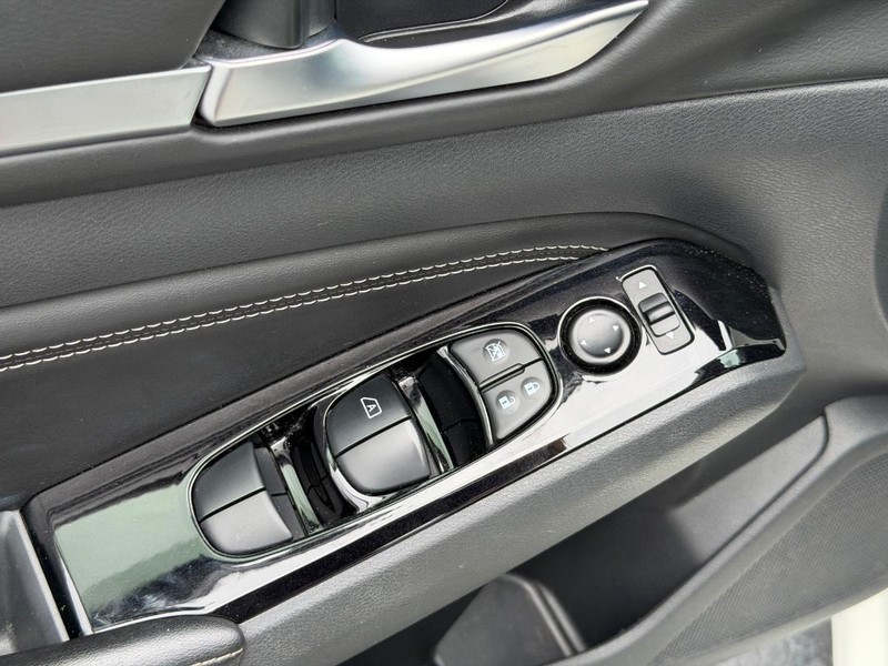 Nissan Altima Vehicle Full-screen Gallery Image 15