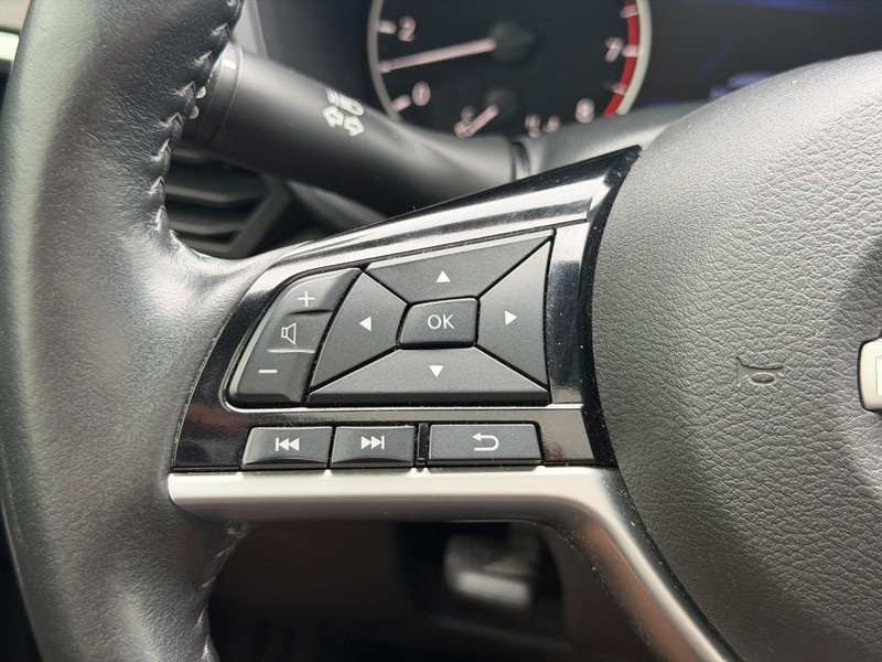 Nissan Altima Vehicle Full-screen Gallery Image 17