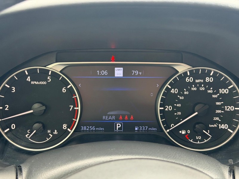 Nissan Altima Vehicle Full-screen Gallery Image 19