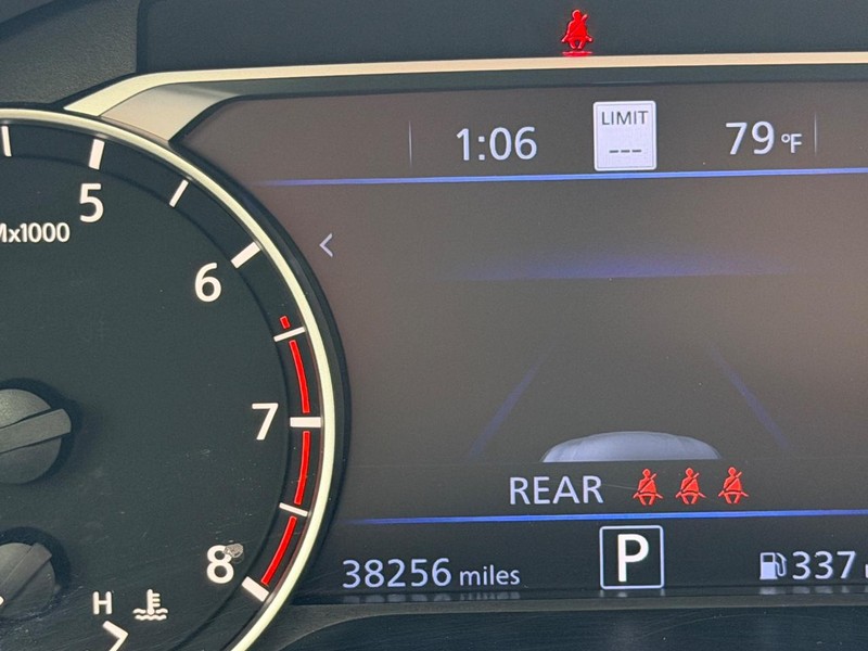 Nissan Altima Vehicle Full-screen Gallery Image 20