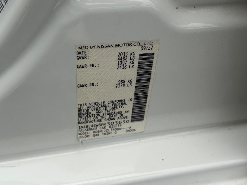 Nissan Altima Vehicle Full-screen Gallery Image 23