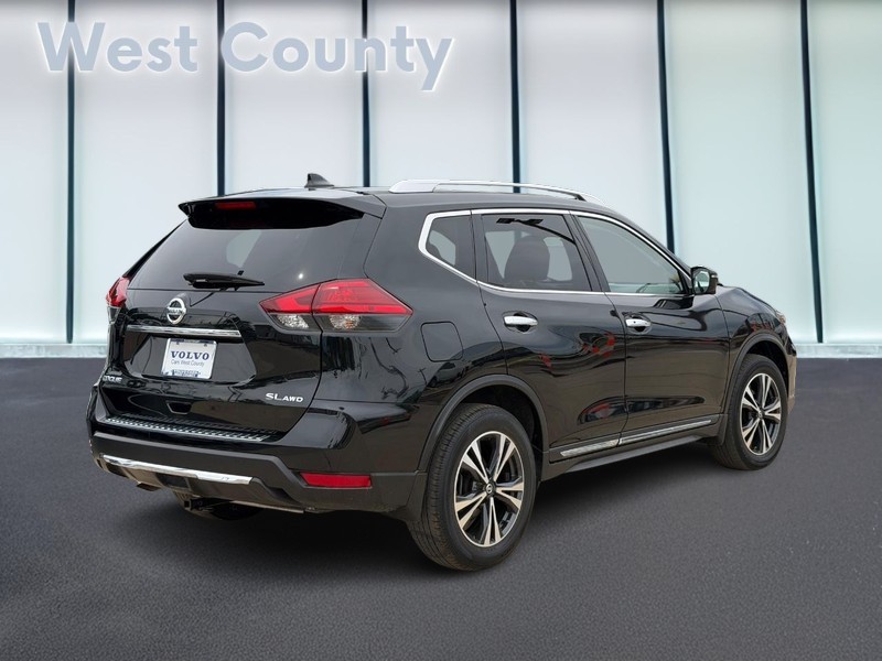 Nissan Rogue Vehicle Full-screen Gallery Image 03