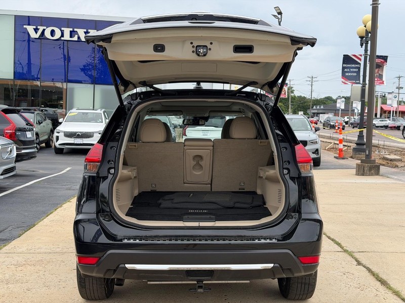 Nissan Rogue Vehicle Full-screen Gallery Image 04