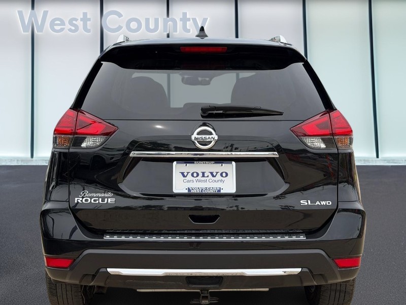 Nissan Rogue Vehicle Full-screen Gallery Image 05