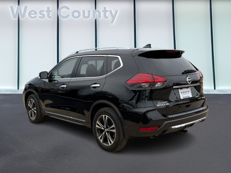 Nissan Rogue Vehicle Full-screen Gallery Image 06