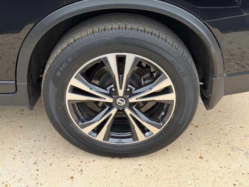 Nissan Rogue Vehicle Full-screen Gallery Image 07