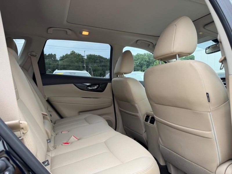 Nissan Rogue Vehicle Full-screen Gallery Image 10