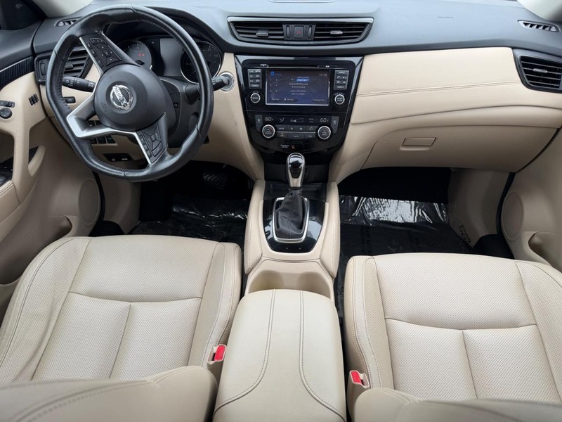 Nissan Rogue Vehicle Full-screen Gallery Image 11