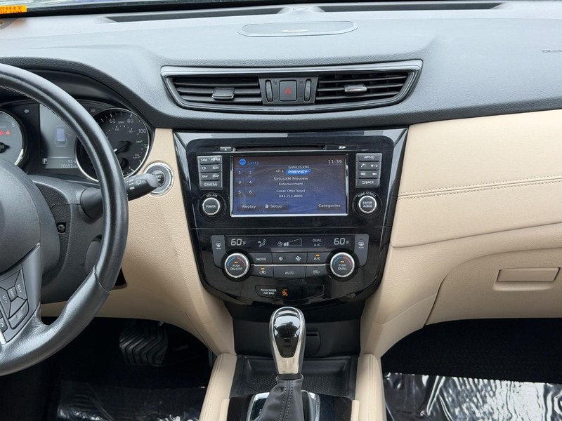 Nissan Rogue Vehicle Full-screen Gallery Image 12