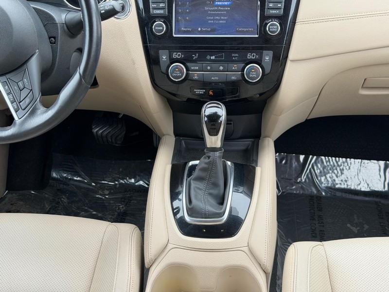 Nissan Rogue Vehicle Full-screen Gallery Image 13