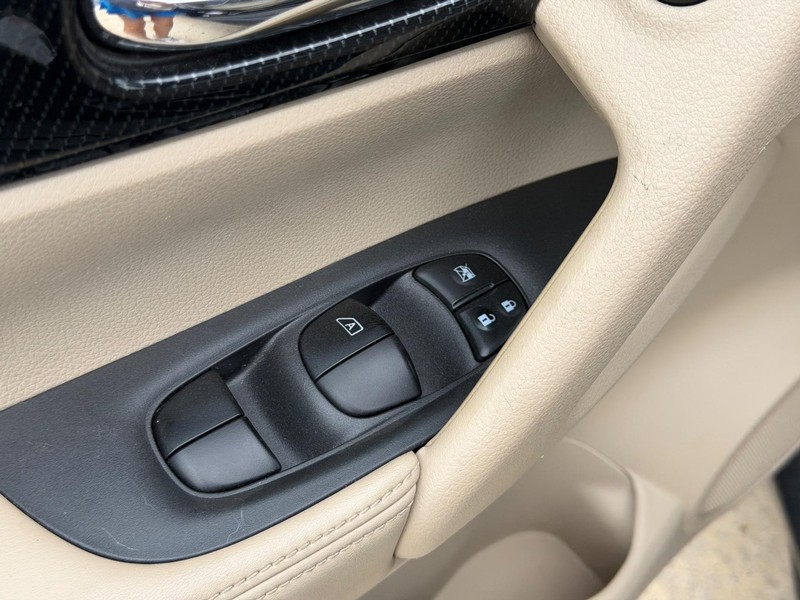 Nissan Rogue Vehicle Full-screen Gallery Image 14