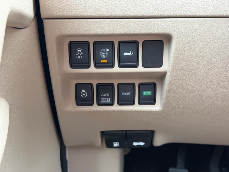 Nissan Rogue Vehicle Full-screen Gallery Image 15