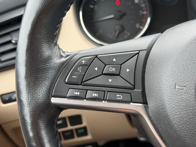 Nissan Rogue Vehicle Full-screen Gallery Image 16