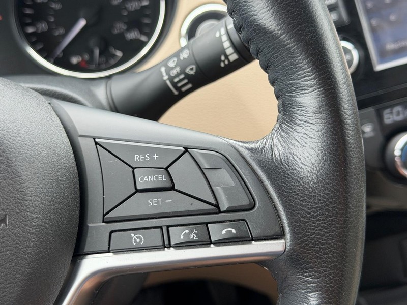 Nissan Rogue Vehicle Full-screen Gallery Image 17