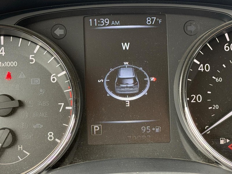 Nissan Rogue Vehicle Full-screen Gallery Image 19
