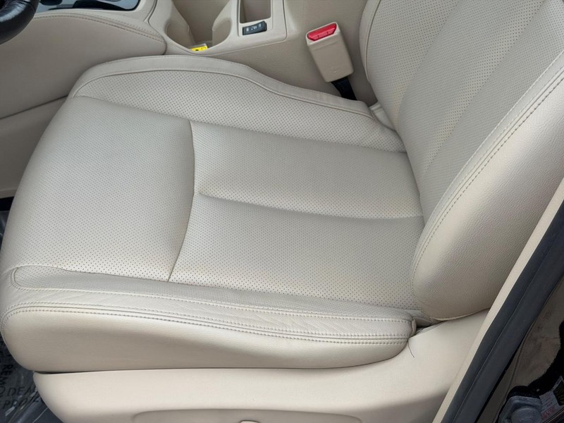 Nissan Rogue Vehicle Full-screen Gallery Image 21