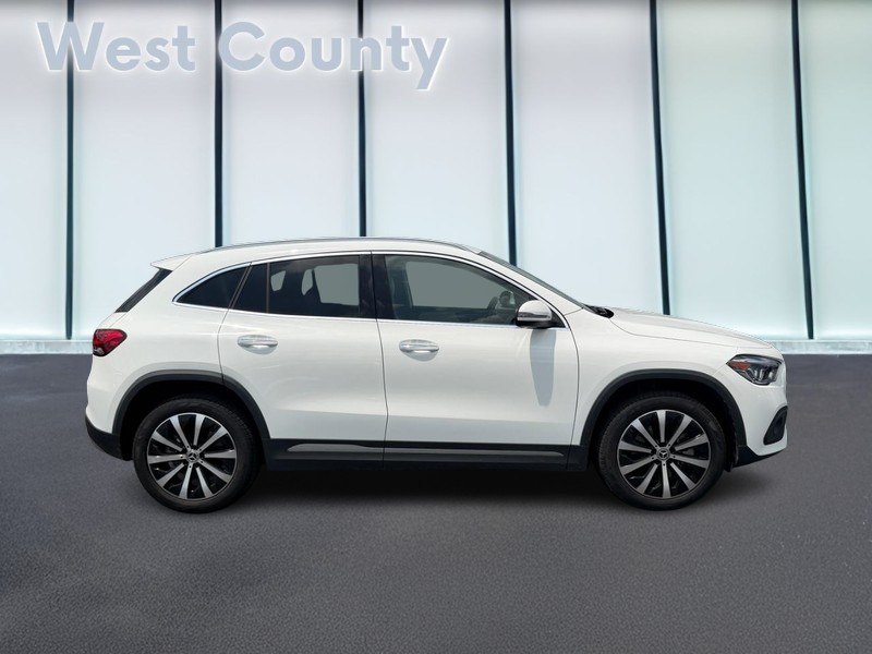 Mercedes-Benz GLA Vehicle Full-screen Gallery Image 02