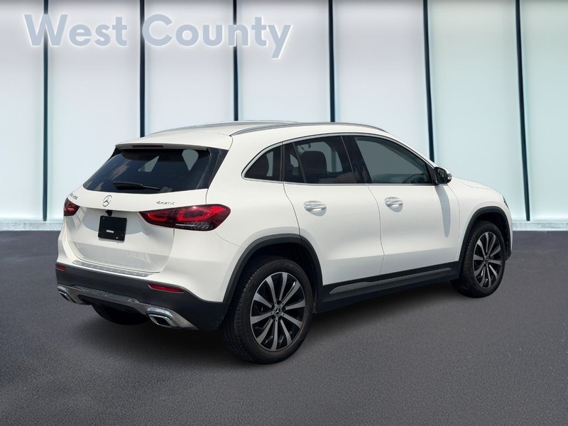 Mercedes-Benz GLA Vehicle Full-screen Gallery Image 03