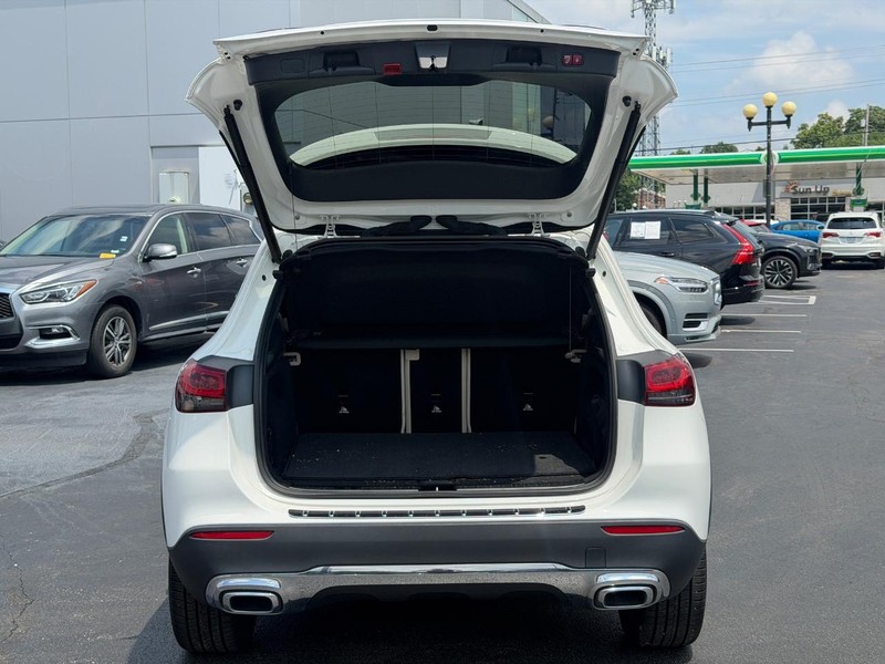 Mercedes-Benz GLA Vehicle Full-screen Gallery Image 04