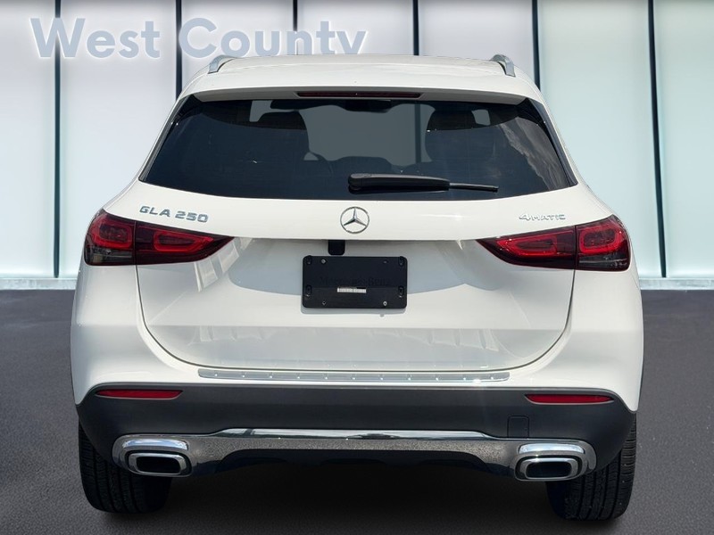 Mercedes-Benz GLA Vehicle Full-screen Gallery Image 05