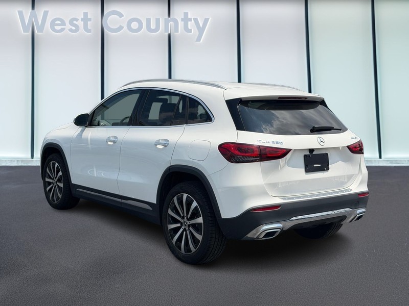 Mercedes-Benz GLA Vehicle Full-screen Gallery Image 06