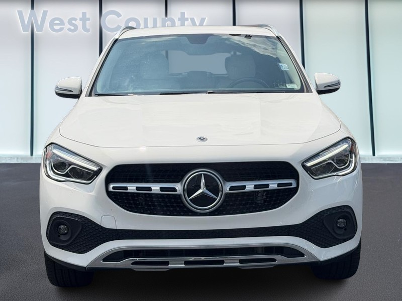 Mercedes-Benz GLA Vehicle Full-screen Gallery Image 09