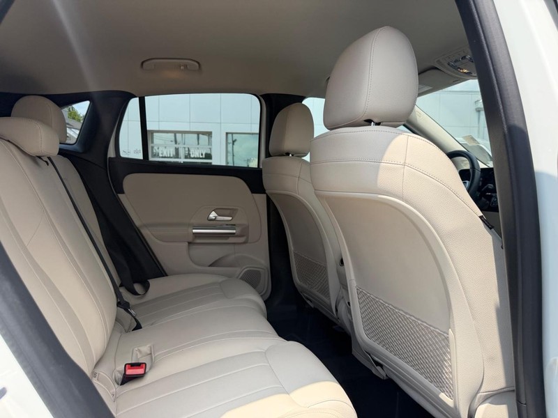 Mercedes-Benz GLA Vehicle Full-screen Gallery Image 10