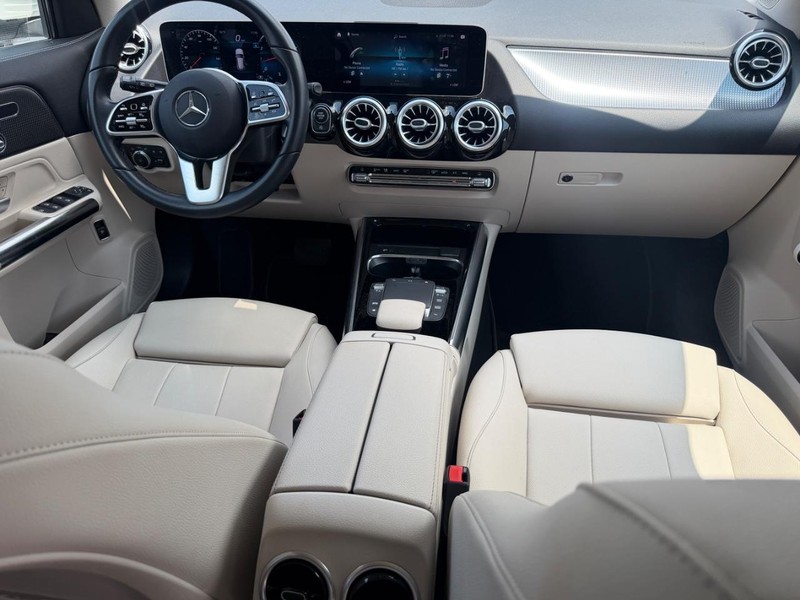 Mercedes-Benz GLA Vehicle Full-screen Gallery Image 11
