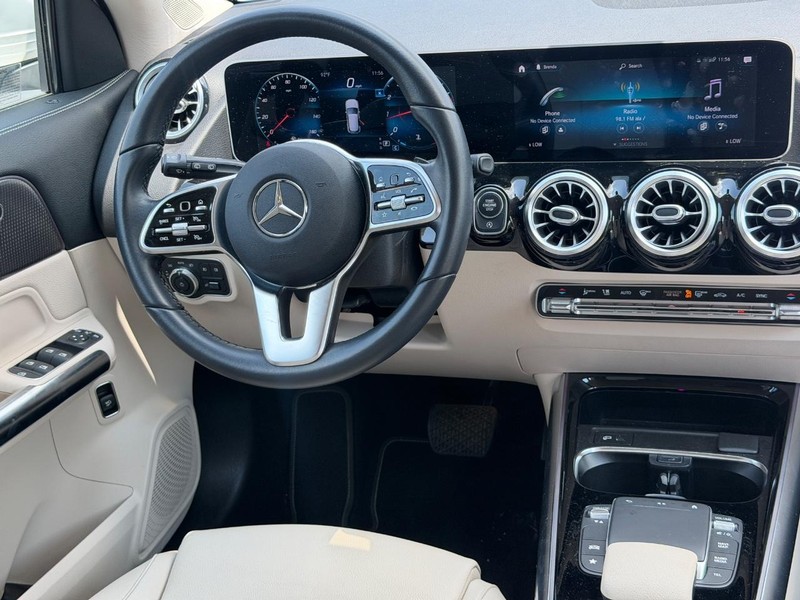 Mercedes-Benz GLA Vehicle Full-screen Gallery Image 12