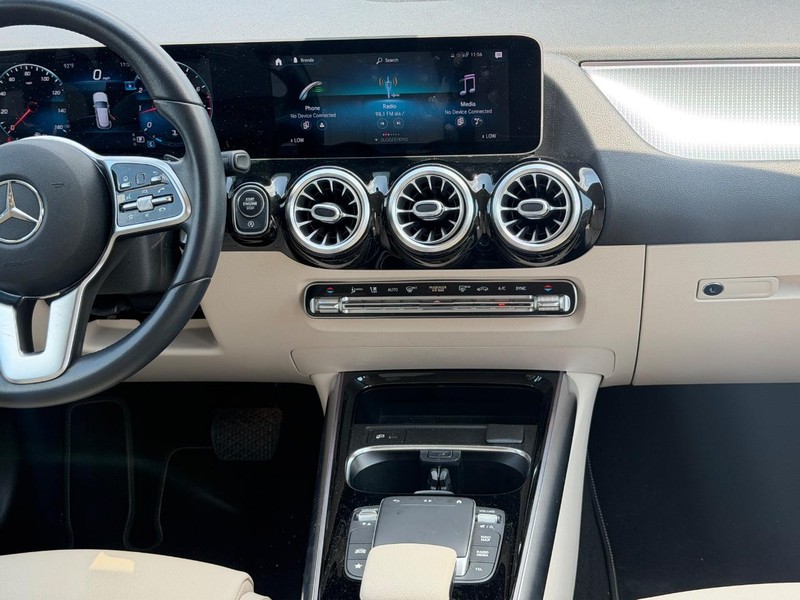 Mercedes-Benz GLA Vehicle Full-screen Gallery Image 13
