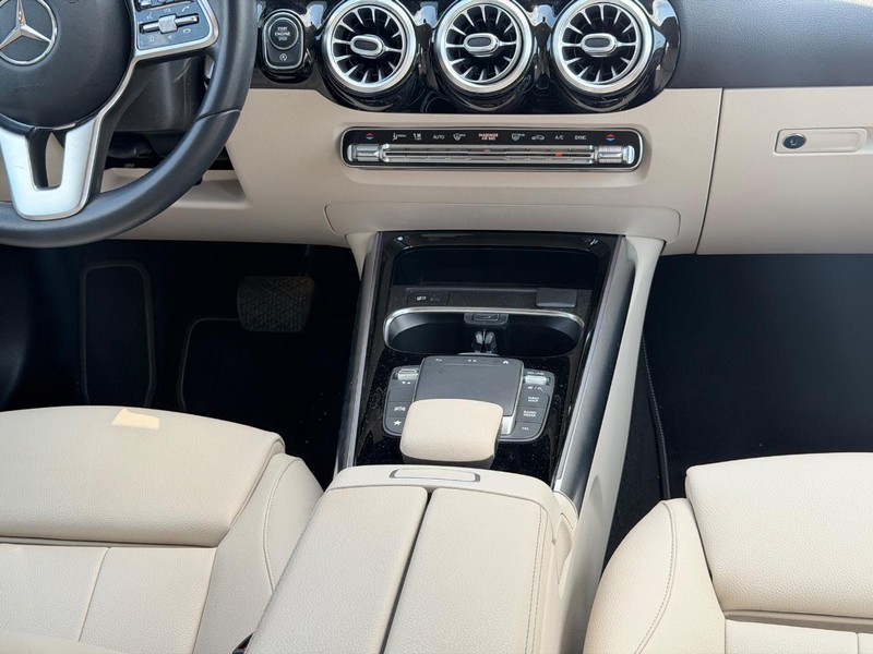 Mercedes-Benz GLA Vehicle Full-screen Gallery Image 14