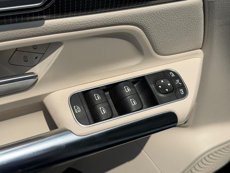 Mercedes-Benz GLA Vehicle Full-screen Gallery Image 15