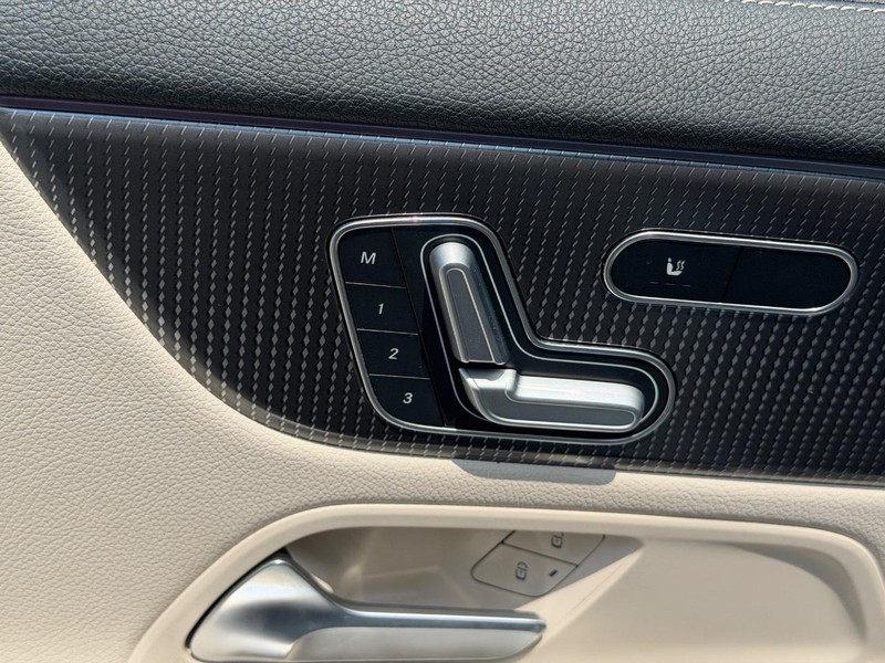 Mercedes-Benz GLA Vehicle Full-screen Gallery Image 16