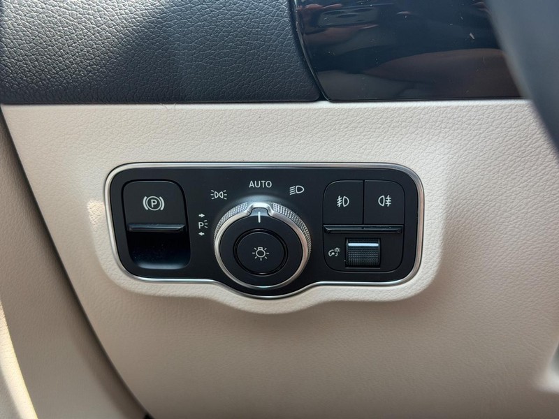 Mercedes-Benz GLA Vehicle Full-screen Gallery Image 17