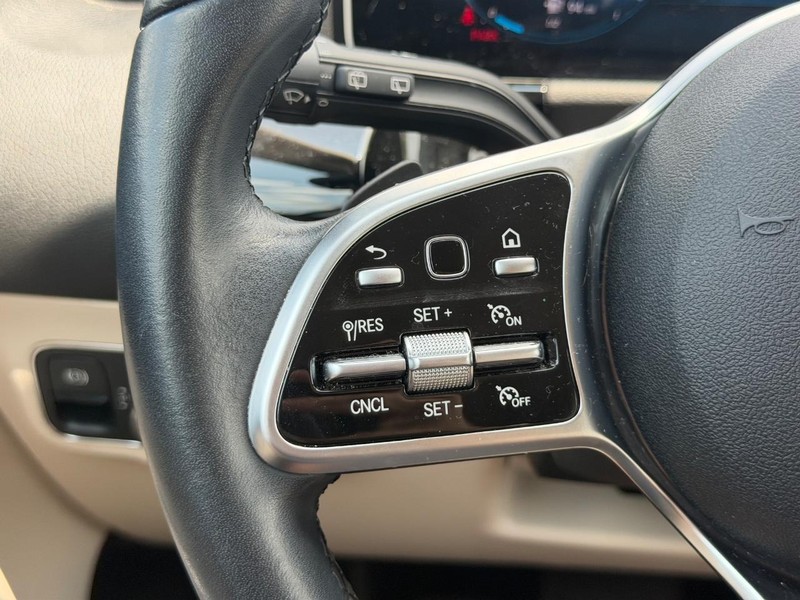 Mercedes-Benz GLA Vehicle Full-screen Gallery Image 18