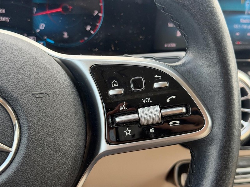 Mercedes-Benz GLA Vehicle Full-screen Gallery Image 19