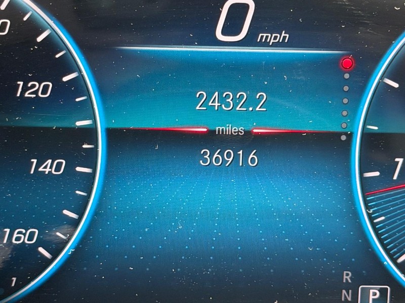 Mercedes-Benz GLA Vehicle Full-screen Gallery Image 20