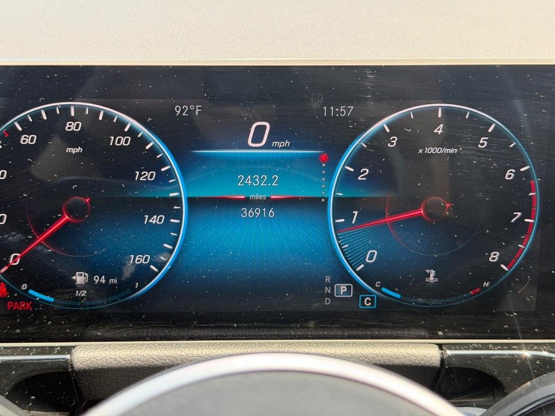 Mercedes-Benz GLA Vehicle Full-screen Gallery Image 21