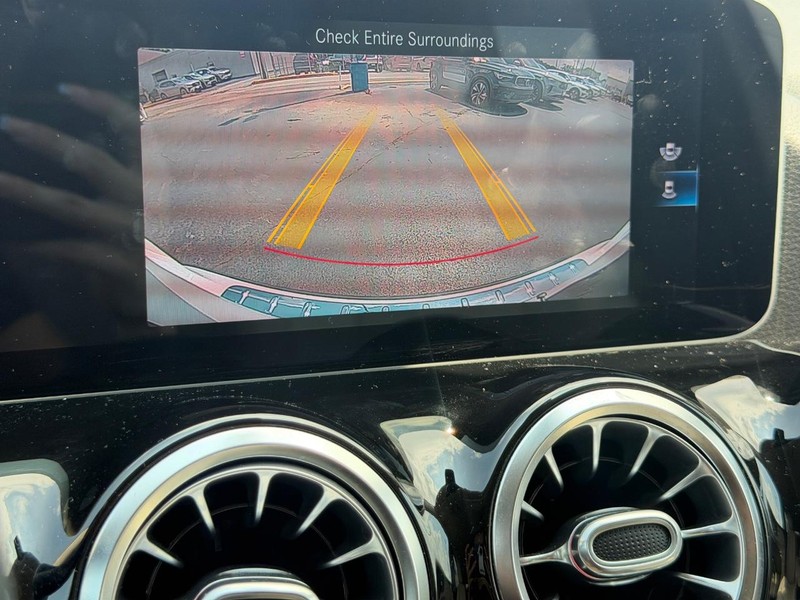 Mercedes-Benz GLA Vehicle Full-screen Gallery Image 22
