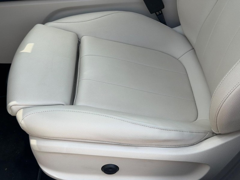 Mercedes-Benz GLA Vehicle Full-screen Gallery Image 23