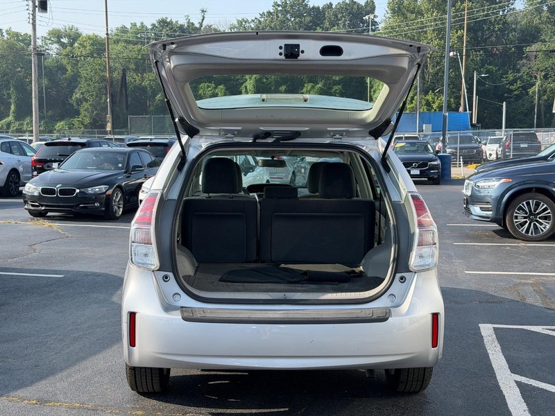 Toyota Prius V Vehicle Full-screen Gallery Image 03